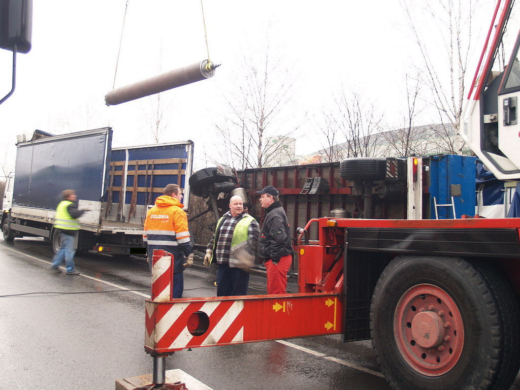 LKW Anhaenger umgekippt Koeln Niehl Geestemuenderstr Industriestr P45.JPG